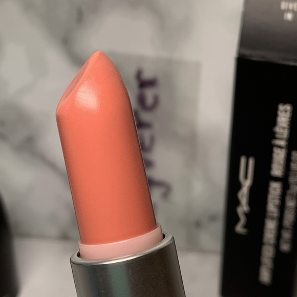 GIVE IN Amplified Lipstick MAC - Picture 6 of 13